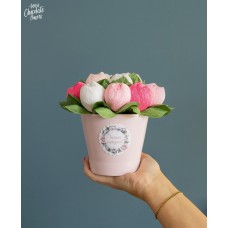 Пъстри букети в малки кашпи 